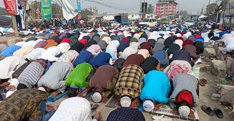 বিশ্ব ইজতেমায় লাখো মুসল্লির জুমআ’র নামাজ আদায়