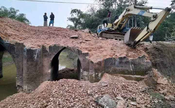 মোঘল স্থাপত্যের সেই সেতু ভাঙতে গণশুনানির উদ্যোগ