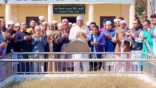 বায়মপুরী (রহ.) মাজার জিয়ারত করলেন আনোয়ারুজ্জামান