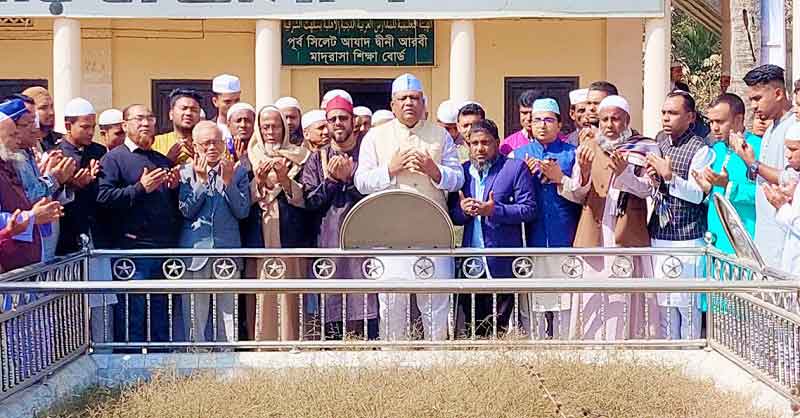 বায়মপুরী (রহ.) মাজার জিয়ারত করলেন আনোয়ারুজ্জামান