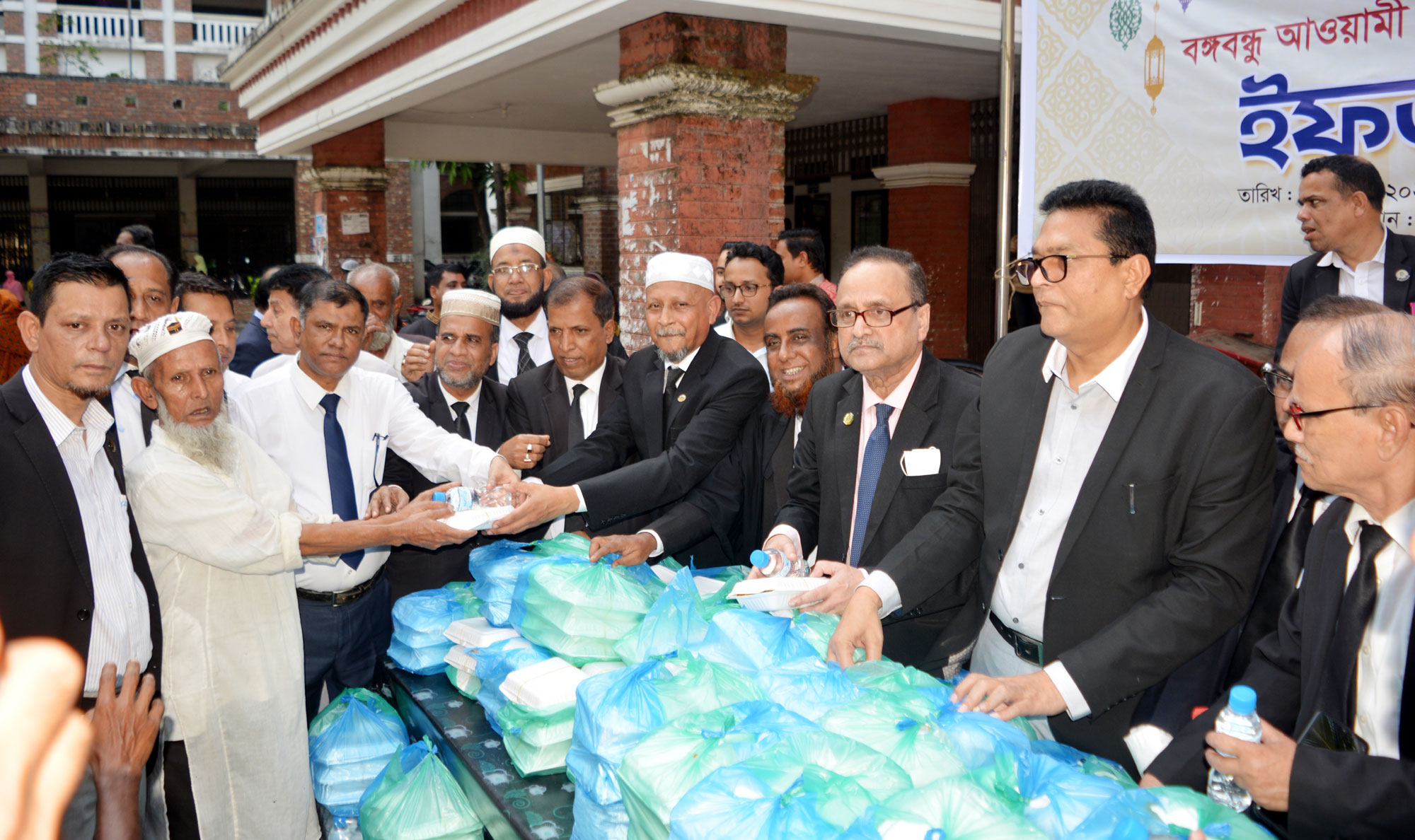 বঙ্গবন্ধু আওয়ামী আইনজীবী পরিষদ সিলেট’র উদ্যোগে ইফতার বিতরণ